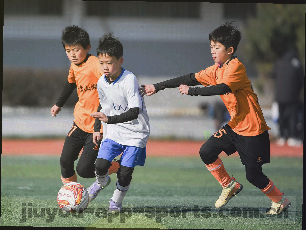 平铺的赛季归档卡片与轮次标签，卡片带刻度边线，整体低饱和冷调